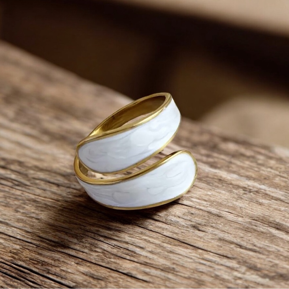 18K Gold Plated White Enamel Ring PVD Coated Stainless Steel Size 9